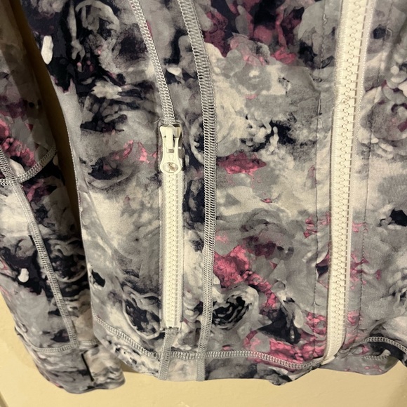New without tags Lululemon zip jacket with zip pockets. Size 4 - Picture 5 of 9